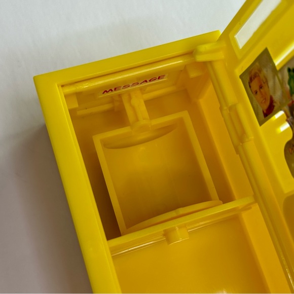 1999 Barbie “Hidden Messages” Yellow Locker - Picture 9 of 14